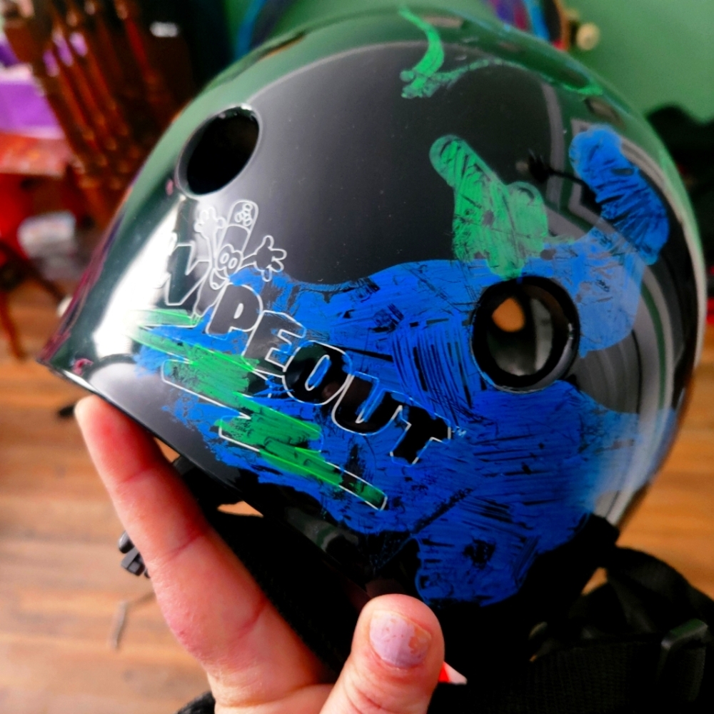 Helmet brand new no scuffs or marks wipes off to black.